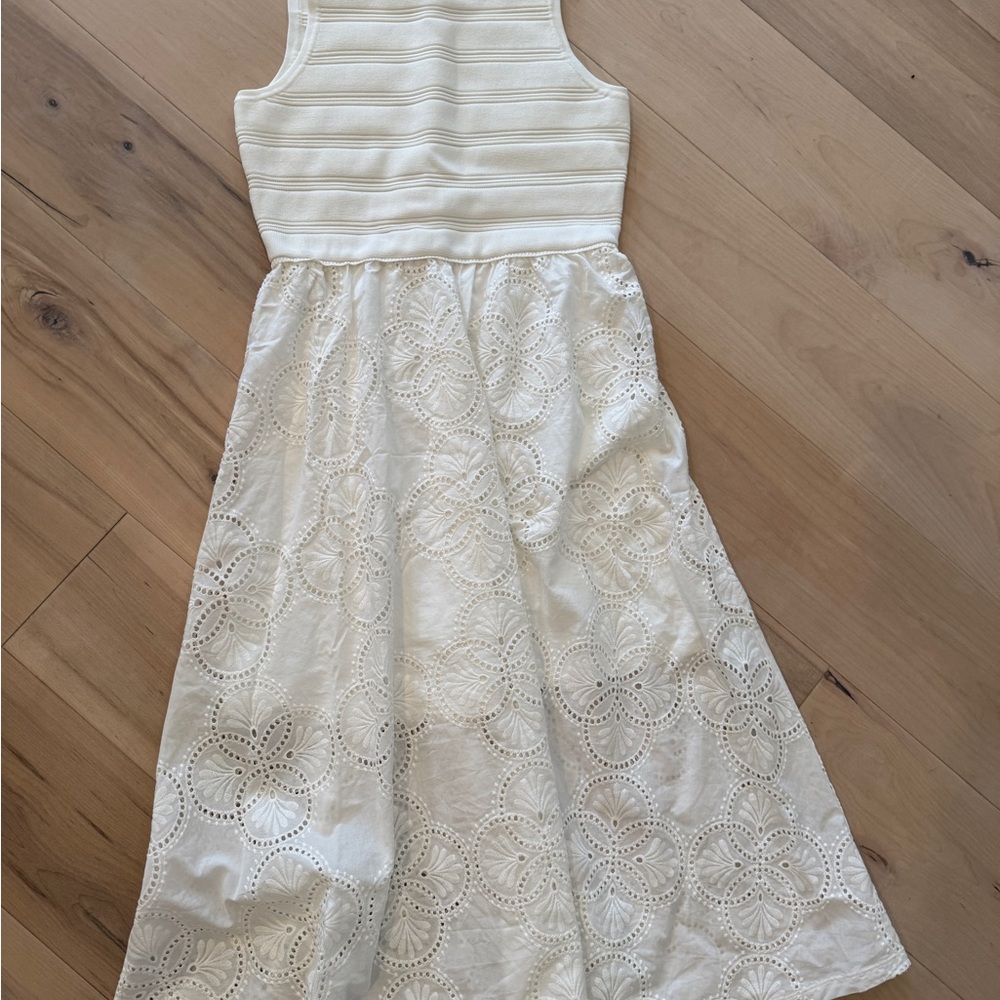 NEW size small White Scoop Neck Sleeveless Formal and casual Summer Dress